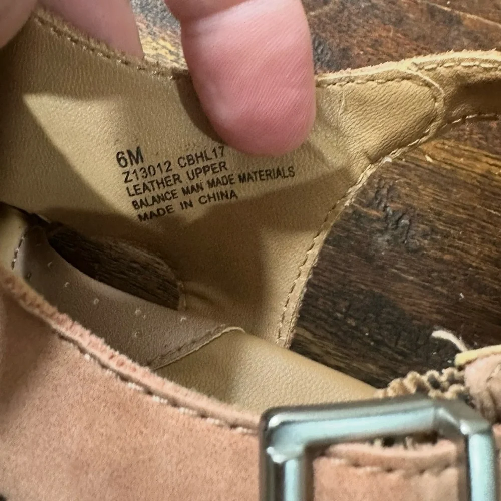 b.o.c. Women's tan‎ leather heel Sandals size 6
